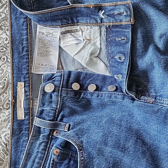 Levi’s Wedgie Fit Ankle Jeans in Charleston Wash Size 31 - Picture 2 of 3